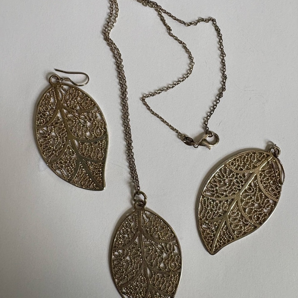 Vintage-Inspired Gold Leaf Jewelry Set – Necklace & Earrings